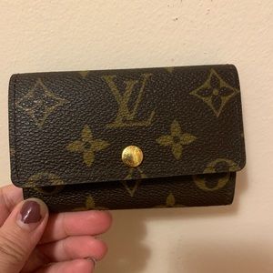 Louis Vuitton 6 key ring holder